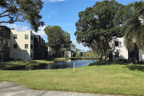Condo in Saint Petersburg, Florida, 2 bedrooms  № 1417655 - photo 24