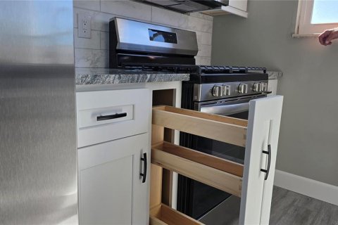 Condo in Saint Petersburg, Florida, 2 bedrooms  № 1417655 - photo 10