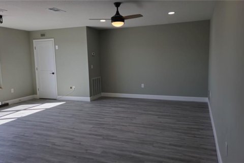 Condo in Saint Petersburg, Florida, 2 bedrooms  № 1417655 - photo 9