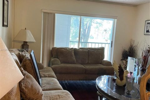 House in Lauderhill, Florida 2 bedrooms, 102.19 sq.m. № 2011016 - photo 6