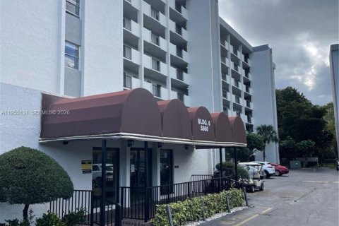 House in Lauderhill, Florida 2 bedrooms, 102.19 sq.m. № 2011016 - photo 1