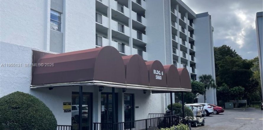 House in Lauderhill, Florida 2 bedrooms, 102.19 sq.m. № 2011016