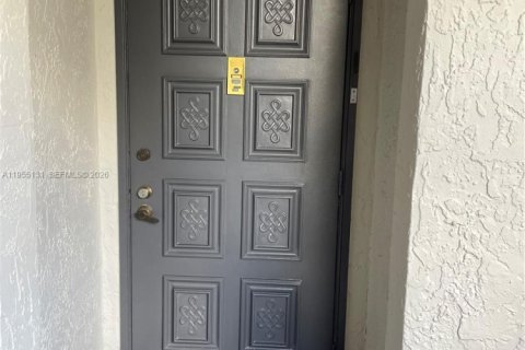 House in Lauderhill, Florida 2 bedrooms, 102.19 sq.m. № 2011016 - photo 3