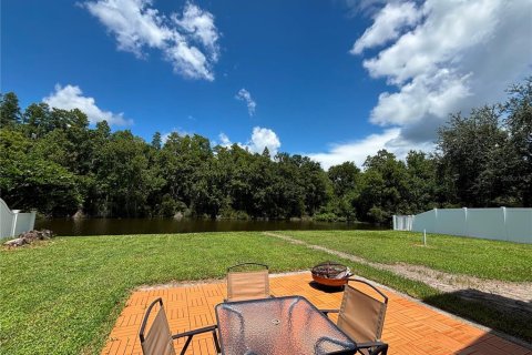 House in Land O' Lakes, Florida 3 bedrooms, 163.32 sq.m. № 2208672