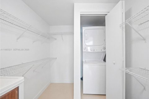 Купить кондоминиум в Майами, Флорида 1 спальня, 66.98м2, № 2251142 - фото 23