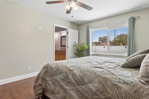 House in Tampa, Florida 4 bedrooms, 170.57 sq.m. № 2227188 - photo 17