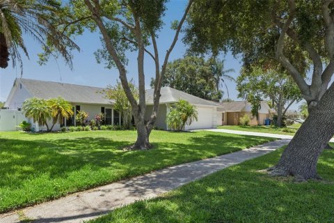 House in Tampa, Florida 4 bedrooms, 170.57 sq.m. № 2227188 - photo 2