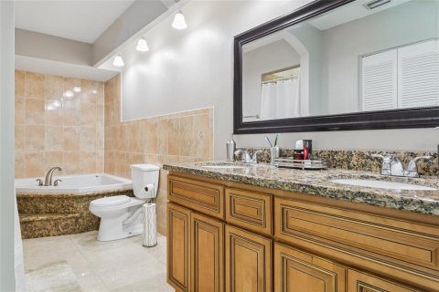 House in Tampa, Florida 4 bedrooms, 170.57 sq.m. № 2227188 - photo 18