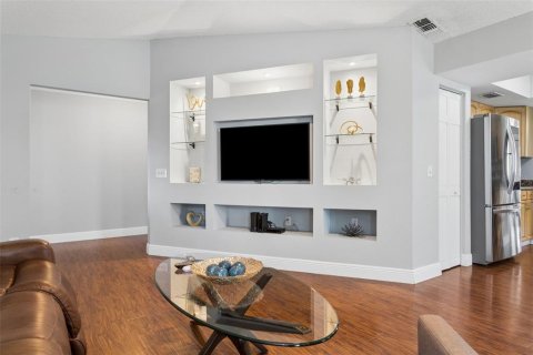House in Tampa, Florida 4 bedrooms, 170.57 sq.m. № 2227188 - photo 5