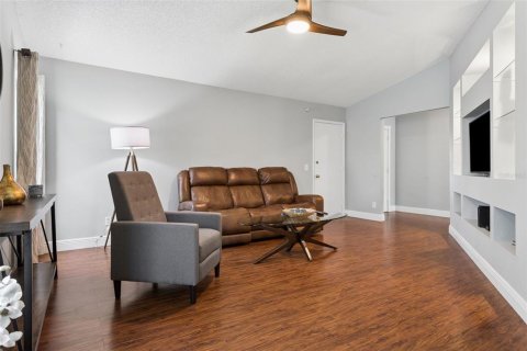 House in Tampa, Florida 4 bedrooms, 170.57 sq.m. № 2227188 - photo 6