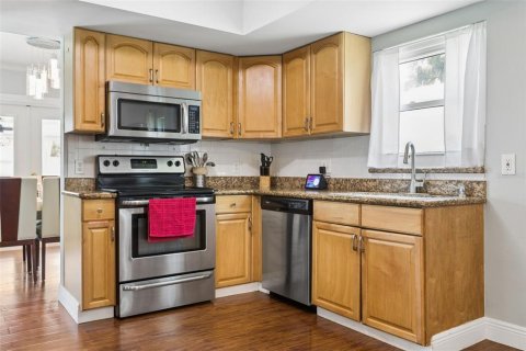 House in Tampa, Florida 4 bedrooms, 170.57 sq.m. № 2227188 - photo 8