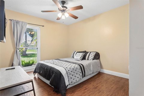 House in Tampa, Florida 4 bedrooms, 170.57 sq.m. № 2227188 - photo 13