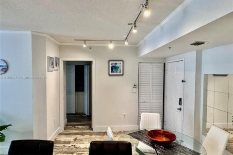 Condo in Hallandale Beach, Florida, 2 bedrooms  № 1728425 - photo 15