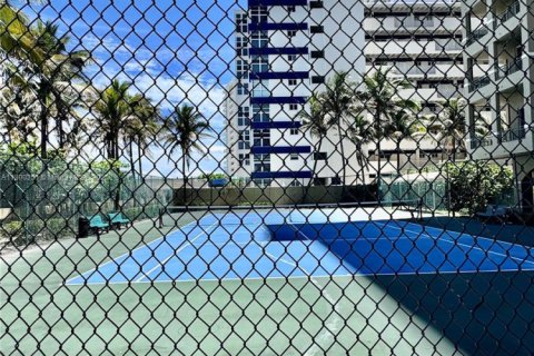 Condo in Hallandale Beach, Florida, 2 bedrooms  № 1728425 - photo 12
