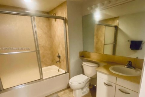 Condo in Hallandale Beach, Florida, 2 bedrooms  № 1728425 - photo 5