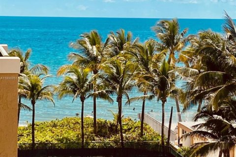 Condo in Hallandale Beach, Florida, 2 bedrooms  № 1728425 - photo 1