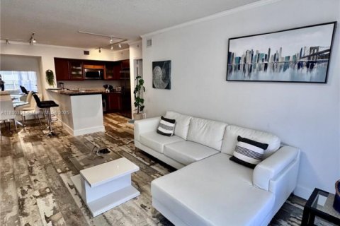 Condo in Hallandale Beach, Florida, 2 bedrooms  № 1728425 - photo 17