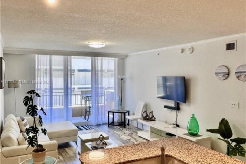Condo in Hallandale Beach, Florida, 2 bedrooms  № 1728425 - photo 16