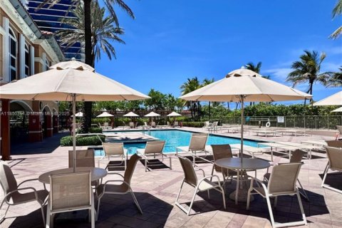 Condo in Hallandale Beach, Florida, 2 bedrooms  № 1728425 - photo 9