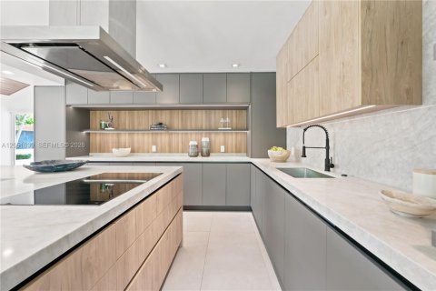 Casa en venta en Miami, Florida, 5 dormitorios, 484.76 m2 № 2186198 - foto 9