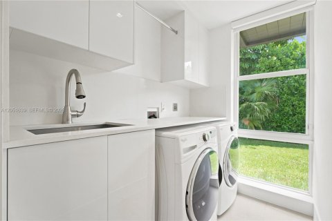Casa en venta en Miami, Florida, 5 dormitorios, 484.76 m2 № 2186198 - foto 21