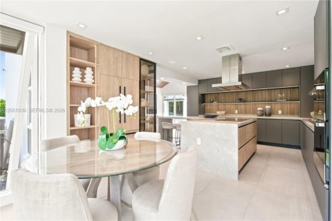 Casa en venta en Miami, Florida, 5 dormitorios, 484.76 m2 № 2186198 - foto 7