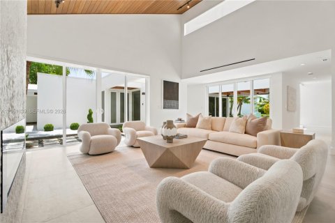 Casa en venta en Miami, Florida, 5 dormitorios, 484.76 m2 № 2186198 - foto 18
