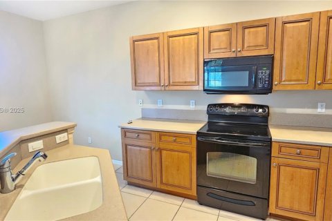 Townhouse in Riviera Beach, Florida 3 bedrooms, 128.11 sq.m. № 1896623 - photo 7