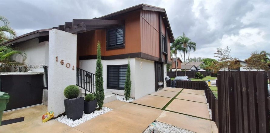 Villa ou maison à Pembroke Pines, Floride 3 chambres, 175.12 m2 № 1774471
