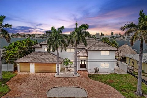 House in Saint Pete Beach, Florida 4 bedrooms, 326.37 sq.m. № 2280037