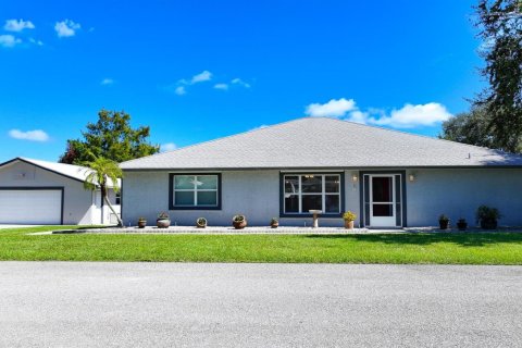 House in Okeechobee, Florida 3 bedrooms, 185.43 sq.m. № 2082020 - photo 2
