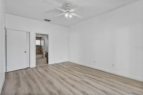 House in Orlando, Florida 4 bedrooms, 158.68 sq.m. № 1885401 - photo 8