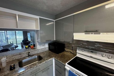 Copropriété à vendre à Pembroke Pines, Floride: 2 chambres, 91.04 m2 № 2242019 - photo 2