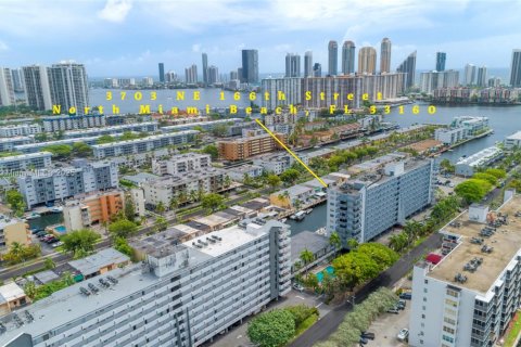 Copropriété à vendre à North Miami Beach, Floride: 2 chambres, 103.12 m2 № 2057620 - photo 2