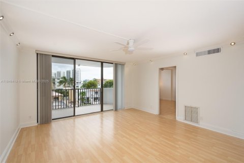 Copropriété à vendre à North Miami Beach, Floride: 2 chambres, 103.12 m2 № 2057620 - photo 3