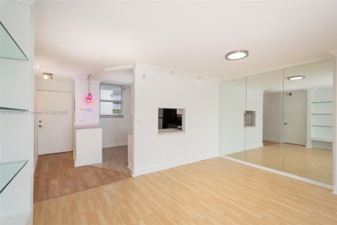 Copropriété à vendre à North Miami Beach, Floride: 2 chambres, 103.12 m2 № 2057620 - photo 5