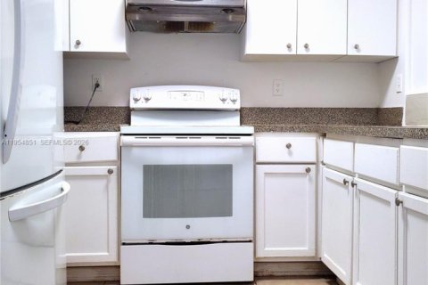 Touwnhouse à louer à Sweetwater, Floride: 3 chambres, 139.35 m2 № 2010985 - photo 6