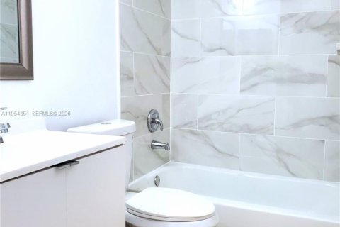 Touwnhouse à louer à Sweetwater, Floride: 3 chambres, 139.35 m2 № 2010985 - photo 16