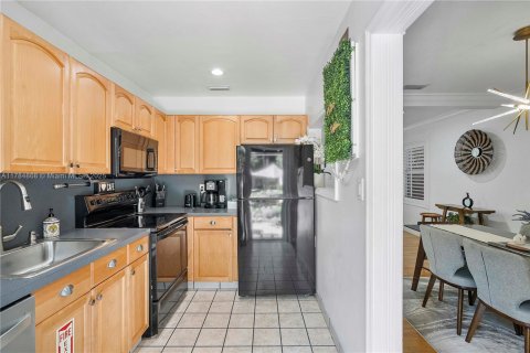 House in Fort Lauderdale, Florida 2 bedrooms, 79.71 sq.m. № 1875351 - photo 11