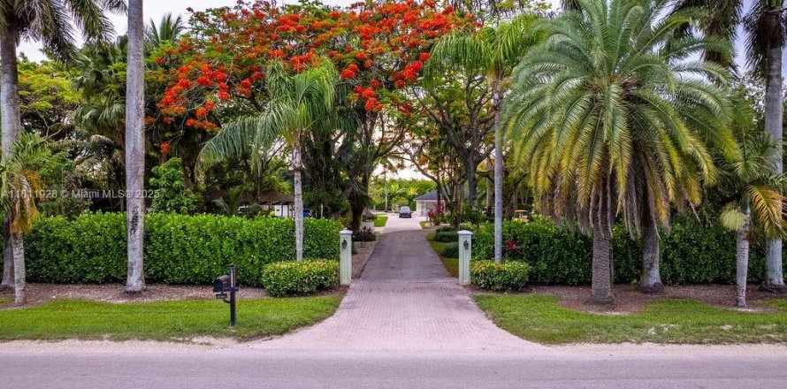 House in Miami, Florida 3 bedrooms, 226.5 sq.m. № 1756078