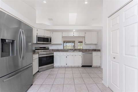 House in Punta Gorda, Florida 3 bedrooms, 141.68 sq.m. № 1685476 - photo 9