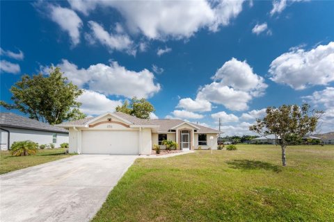 House in Punta Gorda, Florida 3 bedrooms, 141.68 sq.m. № 1685476 - photo 1