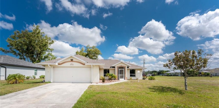 House in Punta Gorda, Florida 3 bedrooms, 141.68 sq.m. № 1685476