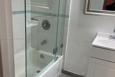 Condo in Aventura, Florida, 1 bedroom  № 1707122 - photo 12