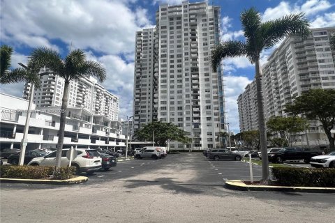 Condo in Aventura, Florida, 1 bedroom  № 1707122 - photo 3