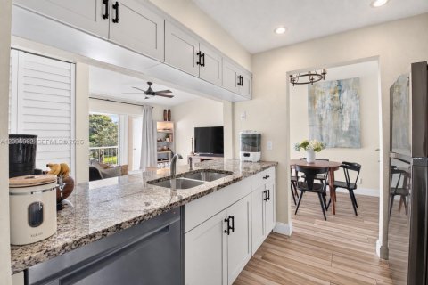 Condo in Delray Beach, Florida, 2 bedrooms  № 2392682 - photo 12