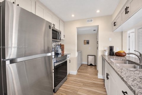 Condo in Delray Beach, Florida, 2 bedrooms  № 2392682 - photo 14
