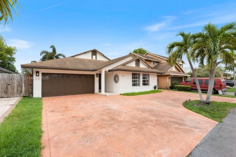 Villa ou maison à vendre à Hialeah, Floride: 3 chambres, 147.53 m2 № 2268165 - photo 2
