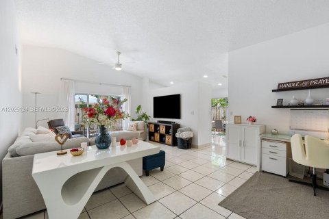 Villa ou maison à vendre à Hialeah, Floride: 3 chambres, 147.53 m2 № 2268165 - photo 5