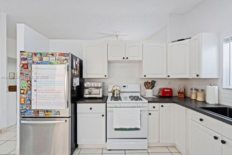 Villa ou maison à vendre à Hialeah, Floride: 3 chambres, 147.53 m2 № 2268165 - photo 15